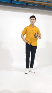 Kemeja polos pria dewasa lengan pendek warna Mustard