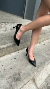 MellowCo รองเท้าคัทชูส้นสูงทรงหัวแหลม หนังแก้ว สูง 3 นิ้ว รุ่น Call Me Camellia 23-1260