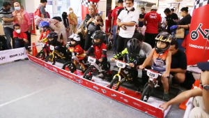 Sepeda Keseimbangan London Taxi Kickbike / Balance Bike