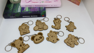 Gantungan kunci desain karakter bisa custom nama untuk hadiah dan souvenir wedding