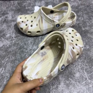 รองเท้าแตะ Crocs รองเท้าแตะผู้หญิง ผู้ชาย แบบสวม มีหลายสี มีไซส์36-45