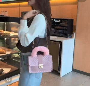 Wholesale of fashionable and versatile shoulder bags for foreign trade small bags 2024 mobile phone bags