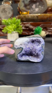 amethyst stand💯天然✨特闪亮✨原矿紫晶镇 中间一根大龙骨🦴 顶部带一颗黄方解石💰 全绿幽灵包边 双层步步高升🆙 龙骨管腰事业🆙 贵人财富🆙  高(Height): 8cm 宽(Width): 10x7cm 洞深(Hole): 3cm 重(Weight): 0.8kg