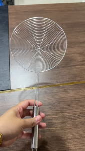 กระชอนสแตนเลส กระชอนตักของทอด กระชอนลวก ตะแกรงลวด ด้ามจับสแตนเลส น้ำหนักเบา จับถนัดมือ