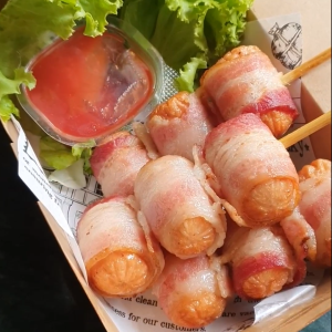 Belucky บีลัคกี้: 5x5 เบคอนพันไส้กรอกไก่ 5 เม็ด 5 ไม้ - รสชาติใหม่ใหม่!