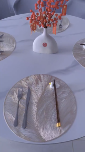 Thảm lót Tấm lót bàn ăn bình hoa sang trọng chất liệu PVC phong cách Châu Âu hình Lông Vũ - TH04