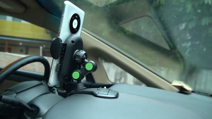 Giá đỡ điện thoại kẹp taplo ô tô xoay 360 độ