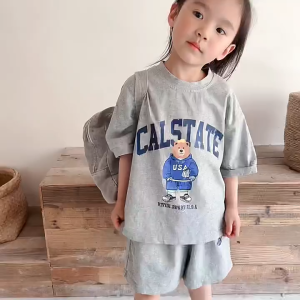 Beryl kids🌸ชุดเซ็ทเด็กแฟชั่น🎀ชุดสูทลําลองสําหรับเด็กฤดูร้อนสําหรับเด็กชายและเด็กหญิง รุ่นเกาหลี พิมพ์ลายหมี วาฟเฟิล กางเกงขาสั้นกีฬาหลวม ชุดสองชิ้น