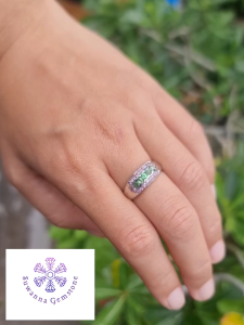 แหวนพลอยกรีนการ์เน็ต สีเขียวอ่อน ด้านข้างล้อมด้วยพลอยพิงค์ แซฟไฟร์ ตัวเรือนเงิน 92.5% สามารปรับสีตัวเรือนได้เป็นสีทอง ทองคำ หรือพิงค์โกลด์