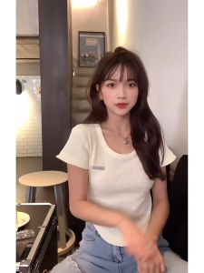 Dream Clothes👗เสื้อยืดสองชิ้นปลอม🧸ผ้าวาฟเฟิล  แขนสั้นไม่สม่ำเสมอ  เดรสสั้นสไตล์ลำลอง เสื้อสไตล์เกาหลี