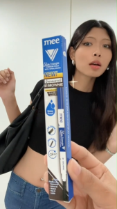 Mee สลิม ไทรแองเกิล อายบราว เพนซิล วิธ สไปรัล บรัช B1 / ดินสอเขียนคิ้ว / หมุนแบบออโต้ / แท่งสีน้ำเงิน