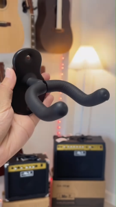 ที่แขวนกีต้าร์ ติดผนัง ตกแต่งห้อง วัสดุเหล็กทนทาน พร้อมอุปกรณ์ติดตั้ง แถมฟรีปิ๊กกีต้าร์ 3 ชิ้น *พร้อมส่งจากไทย*