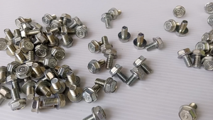 โบลท์ 6X10 ** ราคาต่อเเพ็ค** M6X10 มิล น็อตเบอร์10 เกลียวตลอดยาว 10 มิล หัวน็อตมาร์ก IO