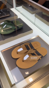 รองเท้าแตะหูหนีบ ทำจากยางพาราแท้ แฟชั่น รุ่นใหม่ ใส่สบาย ไม่ดีดน้ำ A2163