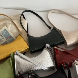 LEAShop รุ่นนี้ กระเป๋าเเฟชั่นเกาหลีเกาใจ ลายหนังจระเข้ มีหลายสีมากเวอร์ ทรงดีกะทัดรัด จุของได้กําลังดี สินค้าราคาถูกเเต่งตัวง่าย รีบจัดเลยเเกร