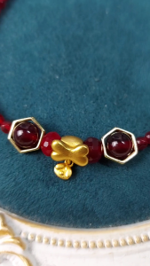 Chuỗi cổ choker 38cm chất liệu đá Mã Não đỏ rượu cắt giác size 3.9 li phối charm nơ xi vàng | Hoa Minh Gem