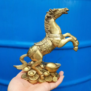 Tượng ngựa đứng trên thỏi vàng chất liệu bằng đồng vàng MS480