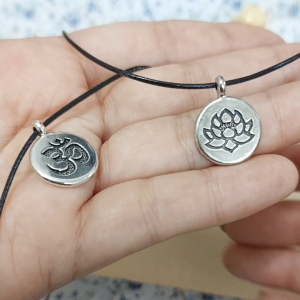 Vòng cổ dây chuyền mặt chữ OM và hoa sen dây mảnh phong cách đơn giản