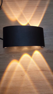 Đèn LED gắn tường ngoài trời đèn hắt 8 tia Thân Cong Màu Đen ánh sáng vàng 8w chống nước chịu môi trường khắc nghiệt
