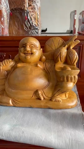 Tượng Di Lạc Quẩy Đào gỗ Pơ Mu Được Làm Từ Những Thợ Thủ Công Làng Nghề Truyền Thống ( GỖ THUỘC DẠNG NHÓM 1)