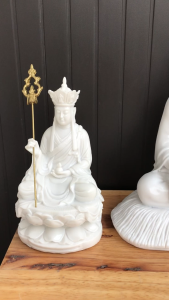 Bộ ba tam thánh dáng ngồi (phật thích ca- Phật quan âm- phât Địa Tạng) chất liệu Đá đúc (Nhiều màu sắc). Trang trí trên ô tô tiểu cảnh bonsai ghép lũa để bàn trà phòng khách bàn làm việc thờ cúng phong thủy…