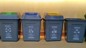 Super Plast ถังขยะเหลี่ยม ฝาสวิง มีที่ล็อค ขนาด 40 ลิตร พลาสติก แข็งแรง ทนทาน ทำความสะอาดง่าย รุ่น BI30 ครบสี