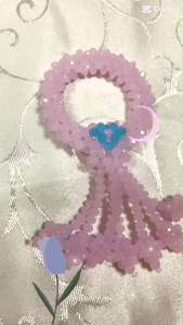 พวงมาลัยคริสตัลสีชมพูพาสเทล อุบะร้อยคริสตัล 7 ชาย ขนาด 5.5x10x1.5 ซม.