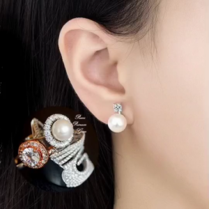 ต่างหูไข่มุกแท้ ไข่มุกคัดเกรดสวย ตัวเรือนทำจากเงินแท้ S925 และเพชรสวิสเกรดพรีเมียม Pearl Stud Earrings S925 (Semi-Round Real Pearl)