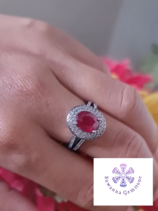 แหวนพลอยทับทิม สีแดงล้อมด้วยเพชร CZ (Cubic Zirconia) 2 ชั้น และด้านข้างก้านแหวนมีเพชรสวิส ตัวเรือนเงิน 92.5% แหวนทรงผู้หญิง เป็นแหวนพลอยเม็ดใหญ่ ตัวเรือนมีการชุบดำ สามารถปรับเปลี่ยนเป็นสีทองคำขาว ทอง หรือพิงค์โกลด์