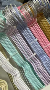 BLUE WHALE 【 400 ชิ้น ยกลัง 】ไม้แขวนเสื้อผ้า ไม้แขวนเสื้อสแตนเลสหุ้มยางกันลื่น (พร้อมส่งจากไทย)