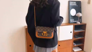 Tas Selempang Wanita Desain Eksklusif LY-37072 - Bahan Kulit PU Warna Coklat dengan Serti