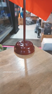 ธง Tec40 ธงตั้งโต๊ะ ธงเดี่ยว ภูฏาน BHUTAN ธงตั้งโต๊ะ ขนาด 14×20cm เส้นผ่านศูนย์กลาง 7.5cm สูง 35cm ไรท์สาระกับครูแว่น Tec40store