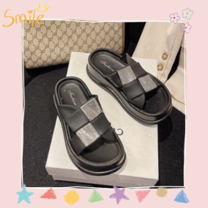 Sheii ใหม่มาแรง รองเท้าแตะผู้หญิง มี 3 สีให้เลือก ดีไซน์เรียบหรูดูแพง ใส่สบายน้ำหนักเบา แมทช์ลุคไหนก็ดูดีสุดๆ พื้นกันลื่น ชอบก็จัดเลยน้าาา