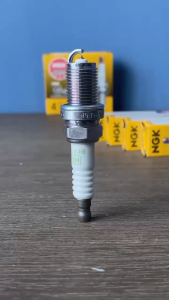 Bugi Đánh Lửa Xe SUZUKI TẢI 500KG SUZUKI APV SUPPER CARRY...Loại Xịn NGK Chân Bạch Kim Platinium (MÃ:BKR5EGP )