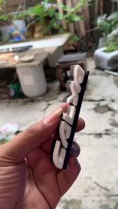 Pajangan Dashboard Mobil Calya Emblem Timbul 3D Dengan Banyak Pilihan Warna