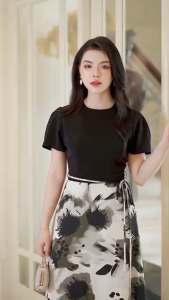 Đầm lụa Mỹ đen phối trượt Hàn họa tiết thiết kế cao cấp Laeem DesignLD3N24022 chất liệu Lụa Mỹ đen phối trượt Hàn họa tiết