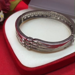 กำไลคลิปล็อคลายหัวใจเรียงฝังเพชร เส้นผ่านศูนย์กลาง 5.6 ซม.ชุบโรเดียม ใส่ได้ทุกโอกาส งานเเฟชั่น งานสวย พร้อมส่ง