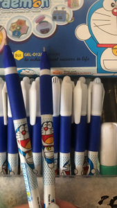 Hộp 20 bút Doraemon đủ màu xanh đen phù hợp với tay cầm của học sinh