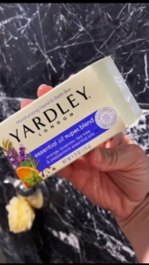 Thanh xà phòng ENGLISH LAVENDER NOURISHING BATH BAR YARDLEY LONDON 113g làm sạch dưỡng ẩm và làm dịu da của Mỹ