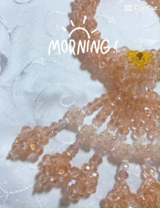 พวงมาลัยคริสตัลสีชมพูพาสเทลใส อุบะร้อยคริสตัล 2 ชั้น 9 ชาย ขนาดกว้าง 9.5 ซม. ยาว 19 ซม. หนา 1.5 ซม