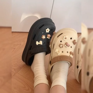 LHShoess แนะนำ รองเท้าหัวโตแฟชั่นหญิง พื้นยางนิ่ม มาพร้อมอุปกรณ์ตกแต่งรองเท้าสุดน่ารัก น้ำหนักเบาไม่หนักเท้า สีหวานละมุน รีบตำเลยน้าาา