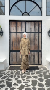 Sharon Set oleh MDLY