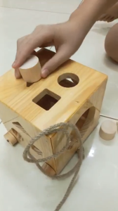 Hộp thả gỗ có bánh xe  và dây kéo