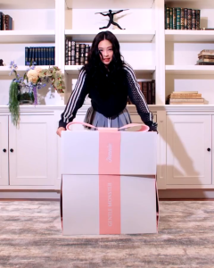 LSOUL - Set Jennie Calos เสื้อฮู้ดครอปท็อปสีเทาสปอร์ต กระโปรงมินิสกิร์ตสีเทาเพิ่มชั้น