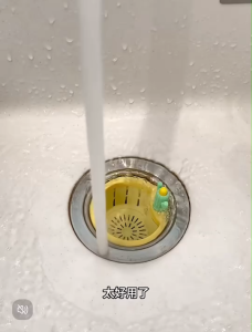 ตะแกรง ที่กรองเศษอาหาร พลาสติก สำหรับซิงค์ล้างจาน มีตัวกดทิ้งเศษอาหาร ลดการอุดตัน ช่วยระบายน้ำได้ดียิ่งขึ้น ส่งจากไทย!!!