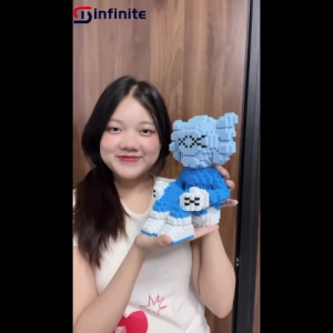 เลโก้ Kaws แถมค้อนต่อเลโก้ฟรี สีแบบสุ่ม เลโก้ทั้งสองชิ้นจะบรรจุในถุงเดียวกัน