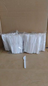 มีดพลาสติก สีขาว ยกหิ้ว 10 แพค (1000ชิ้น)