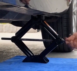 จัดส่งที่รวดเร็ว แม่แรงตัน แม่แรง สะพาน แม่แรงยกรถ 1/1.5 ตัน มี2รูปแบบ แบบมือโยก​ แบบมือหมุน พร้อมด้ามให้ด้วย