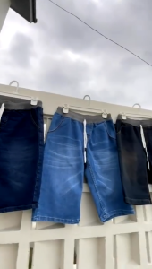 Jeans Pendek Pria Mid Waist Dark Wash dengan Saku Depan Nyaman & Trendi