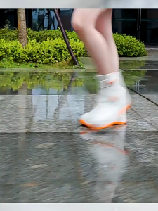 ผ้าคุมรองเท้ากันน้ำ ที่ครอบรองเท้ากันฝน ถุงคลุมรองเท้ากันน้ํา วัสดุลื่นน้ำหนักเบา กันน้ำได้มากขึ้น